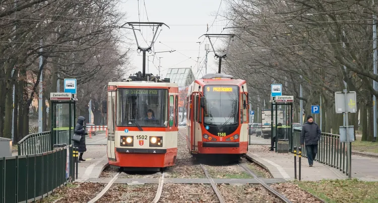 Po lewej tramwaj Konstal 114Na, który zostanie wkrótce wyremontowany, po prawej Duewag N8C po modernizacji wykonanej przez Modertrans.