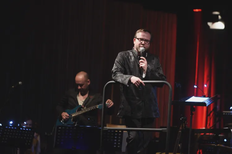 Krzysztof Herdzin zadbał na koncercie o orkiestrowe aranżacje oraz konferansjerkę.