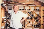 John Borrell w piwniczce z winami w Kania Lodge 