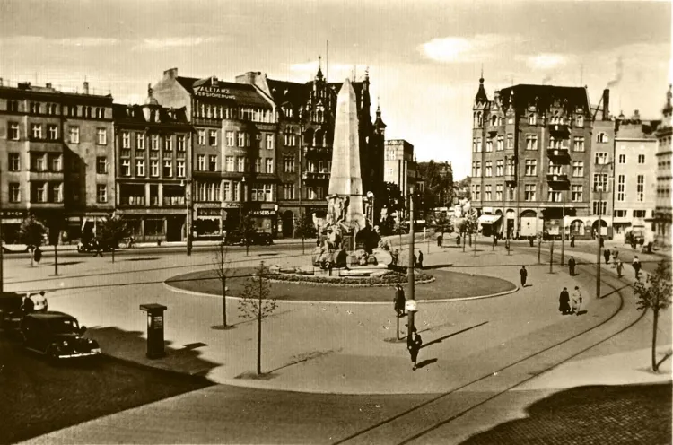 Targ Drzewny (niem. Holzhmarkt), lata 30. XX wieku. W oknie jednego ze stojących tu budynków wywieszono podświetlaną mapę, która oburzyła gdańskich Polaków.