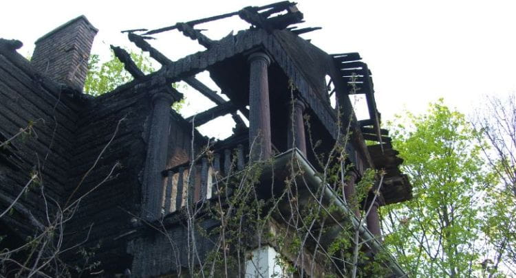 W pożarze z soboty na niedzielę spaliło się poddasze zabytkowej Willi Orlej. Szybka interwencja strażaków uchroniła obiekt przed całkowitym zniszczeniem.