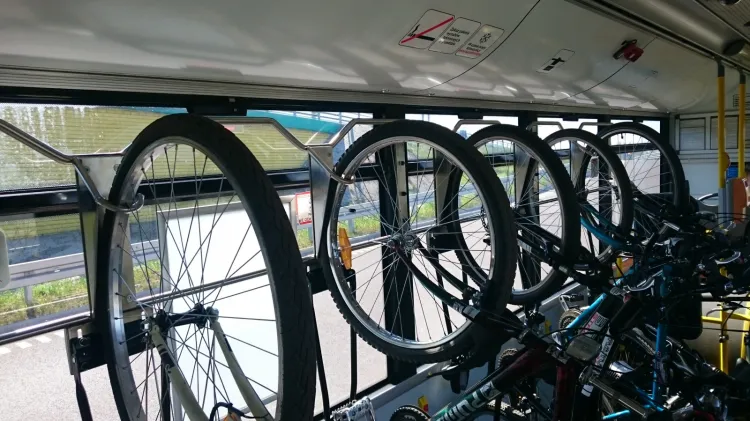 W autobusach linii 258 znajduje się 6 haków, na których można powiesić rowery. Oprócz tego, w pojeździe można zmieścić dwa kolejne rowery.