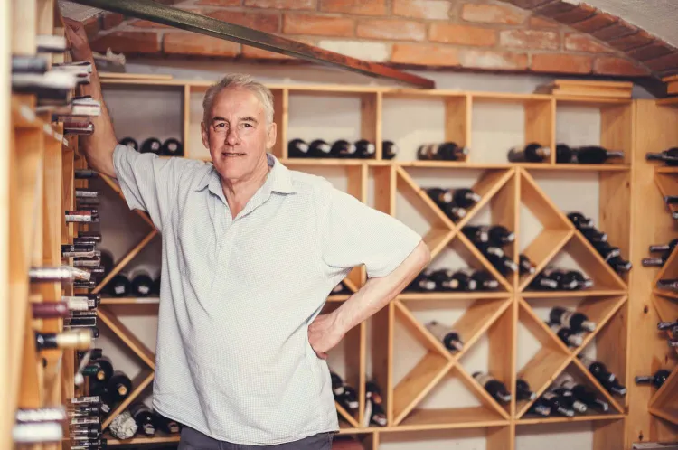 John Borrell w piwniczce z winami w Kania Lodge 