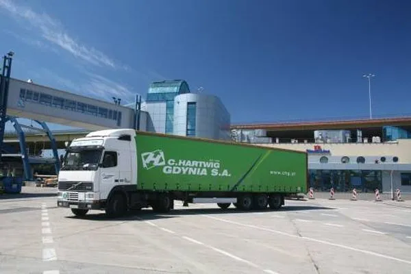 C.Hartwig Gdynia jest operatorem logistycznym, działającym na rynku krajowym i międzynarodowym od 1858 roku i zatrudnia obecnie 230 pracowników. 