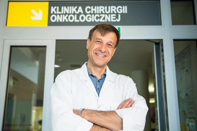 Dr Sznurkowski operuje pacjentów w gdańskiej placówce Swissmed, gdzie leczenie operacyjne raka jajnika jest refundowane z Narodowego Funduszu Zdrowia w ramach pakietu onkologicznego.