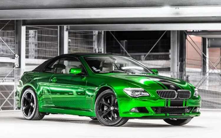 BMW 650i w zielonym chromie. Takiego auta nie da się nie zauważyć na ulicy. 