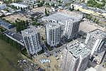 Trzy inwestycje mieszkaniowe obok siebie na Przymorzu. Na pierwszym planie Albatross Towers, nieco dalej działka, gdzie powstaną dwa budynki w ramach osiedla Solvo, w lewym górnym rogu widać z kolei Kwartał Uniwersytecki.