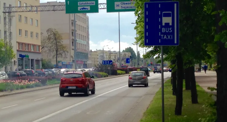 Wg ZDiZ po buspasie na ul. Władysława IV w Gdyni przejeżdża dziennie nawet kilkaset aut. 