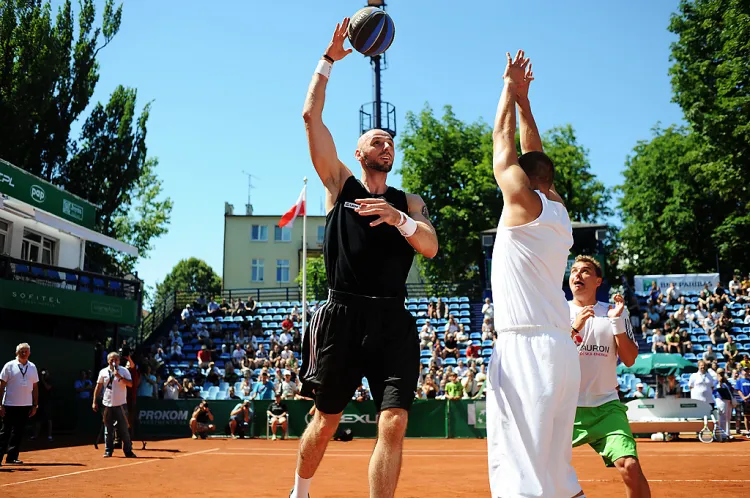 Marcin Gortat (na zdjęciu z piłką) po raz kolejny stara się rozruszać polską młodzież. Nagrodą główną w turnieju koszykówki ulicznej Puchar Szkoły Gortata 3x3 jest spotkanie z naszym jedynakiem w NBA. 