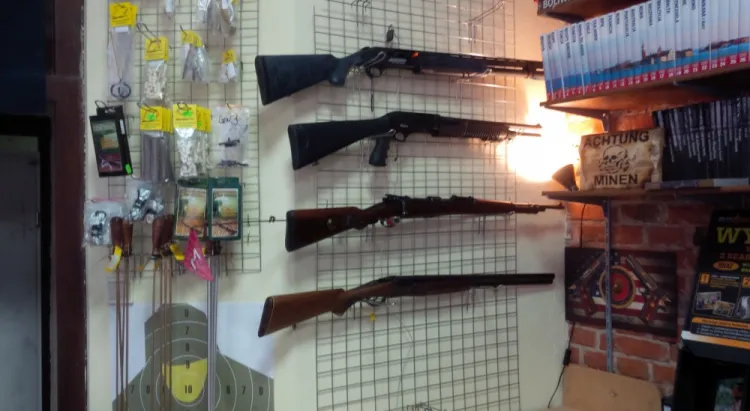 Mężczyźni chcieli kupić karabiny w sklepie z bronią w Gdyni.