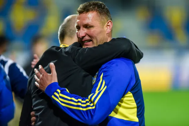 Grzegorz Niciński przedłużył kontrakt z Arką. Świeżo upieczony właściciel trenerskiej licencji UEFA Pro poprowadzi gdynian w ekstraklasie.