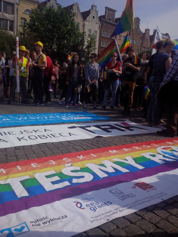 &#8206;Wśród uczestników Marszu Równości dominują tęczowe flagi oraz transparenty nawołujące do tolerancji dla osób homoseksualnych.


