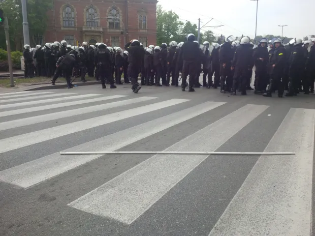 Kontrmanifestanci zablokowali Marsz Równości na wysokości Żaka i starli się z policjantami.
