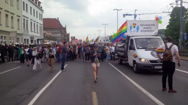 Kontrmanifestanci zablokowali trasę Marszu Równości na wysokości Żaka, a następnie starli się z policją. W związku z tym, sympatycy środowisk homoseksualnych poruszają się zmieniona trasą, która wiedzie przez Hucisko i ul. 3 maja.