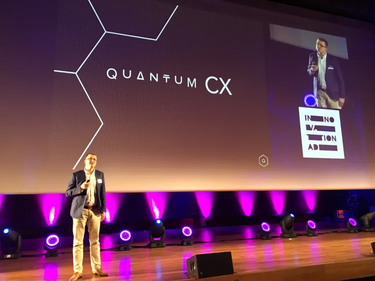 Quantum Lab zajmuje się badaniem doświadczeń klientów poprzez analizę ich reakcji emocjonalnych. To jedyna firma z tej branży w Polsce. Na zdjęciu Bartosz Rychlicki, szef spółki Quantum Lab podczas konkursu Best Startup 2016. 