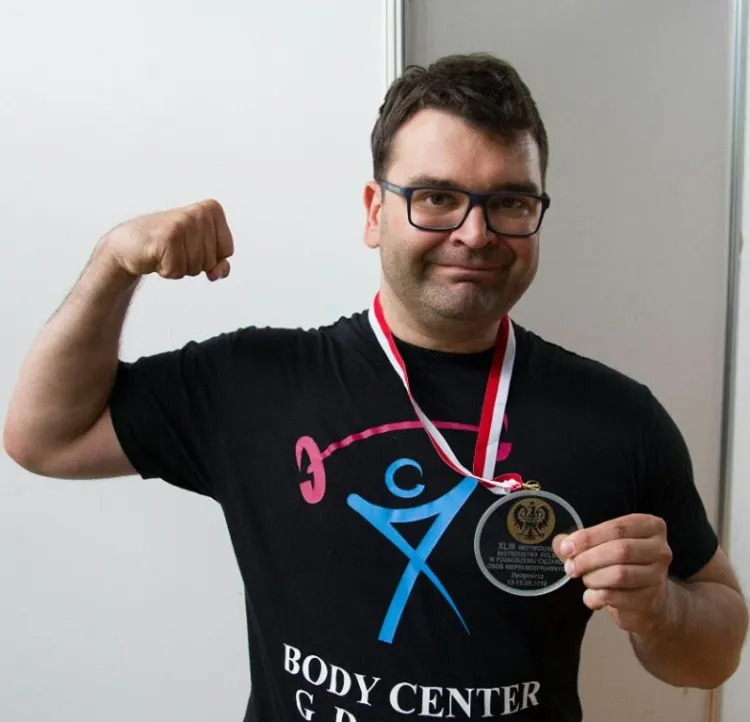 Michał Bogdan jest siedmiokrotnym mistrzem Polski niepełnosprawnych w wyciskaniu sztangi leżąc. Aby dojść do tego momentu swojego życia gdynianin przeszedł naprawdę długą drogę.