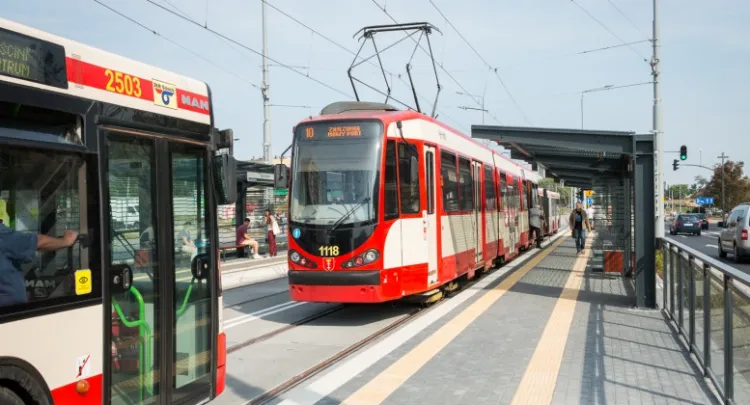 Z komunikacji miejskiej w Gdańsku korzysta coraz więcej osób. W zeszłym roku tramwaje i autobusy przewiozły blisko 174,5 mln pasażerów. Koszty funkcjonowania jednak również rosną, dlatego mieszkańców Trójmiasta czeka podwyżka cen biletów.
