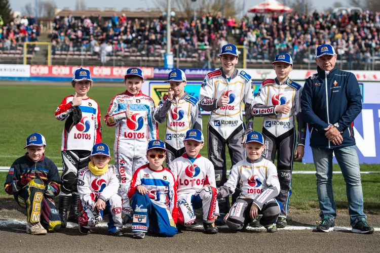 Po sezonie 2012 Grupa Lotos wycofała się ze sponsorowania ligowego żużla w Gdańsku. Na wsparcie koncernu cały czas mogą jednak liczyć jednak najmłodsi adepci.