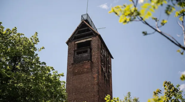 Rezygnacja z zamówień na miejskie kalendarze pozwoliłaby w pełni sfinansować odbudowę zegara na wieży dawnego schroniska na Biskupiej Górce.