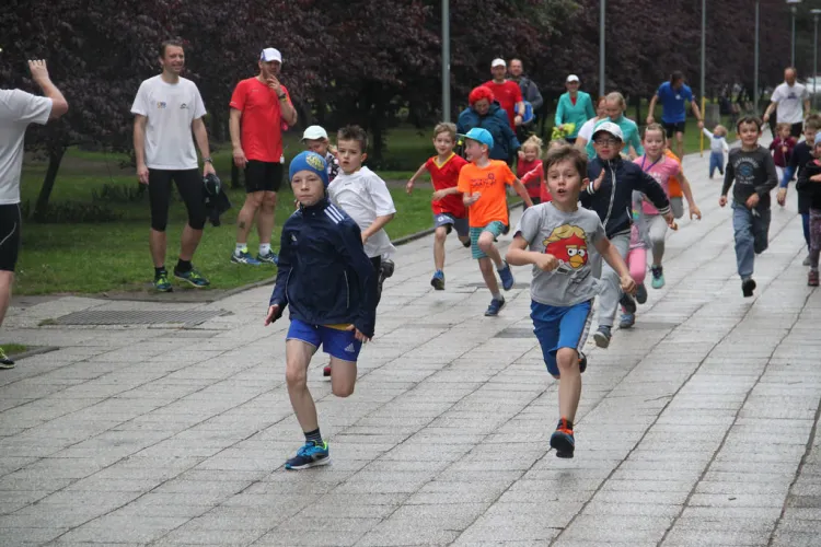 Organizatorzy cosobotnich biegów parkrun w Gdańsku i Gdyni pomyśleli o najmłodszych, którzy pierwszego czerwca będą świętować Dzień Dziecka. Z tej okazji młodzi adepci sztuki biegowej otrzymali atrakcyjne prezenty.