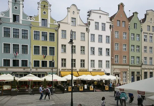 Restauracja "Latający Holender" mieści się na parterze budynków po lewej stronie zdjęcia.