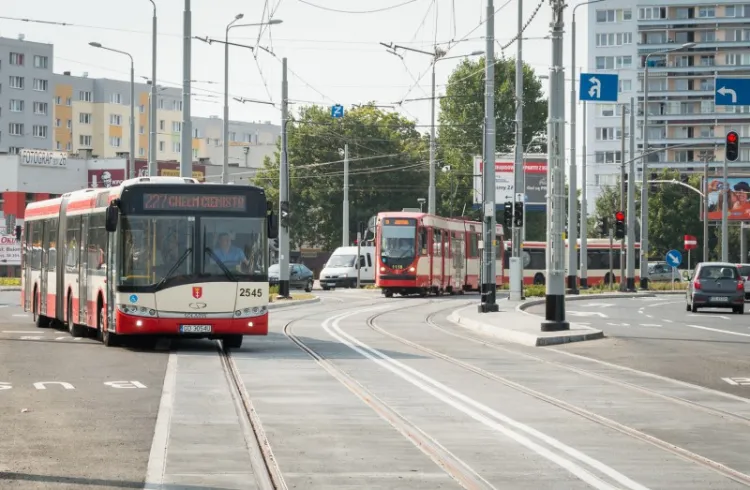 Z komunikacji miejskiej w Gdańsku korzysta coraz więcej osób. W zeszłym roku tramwaje i autobusy przewiozły blisko 174,5 mln pasażerów. Wprowadzenie nowej taryfy w Gdańsku ma spowodować wzrost dochodów netto z tytułu sprzedaży biletów o kwotę ok. 4,11 mln zł.