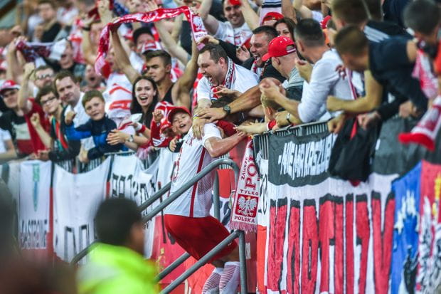 Tak cieszył się Artur Jędrzejczyk z kibicami po wyrównującym golu dla Polski. Niestety, biało-czerwoni nie utrzymali remisu.