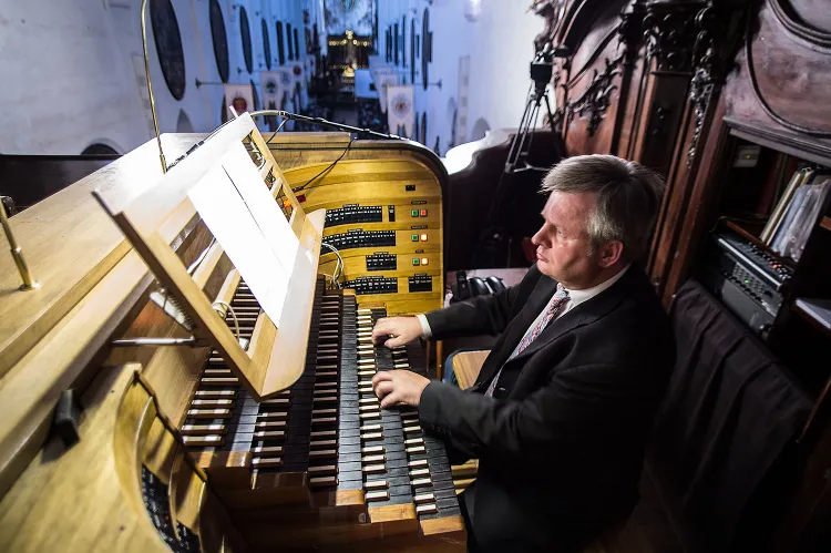Profesor Roman Perucki - organista, pedagog, animator życia kulturalnego, dyrektor naczelny Polskiej Filharmonii Bałtyckiej podczas koncertu w katedrze Oliwskiej.  
