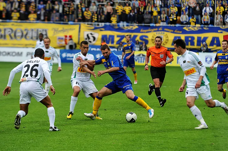 Ostatnie derby Arki i Lechii w ekstraklasie miały miejsce 1 maja 2011 roku. Wówczas w Gdyni padł remis 2:2 po bramce dla gości w doliczonym czasie gry. Na zdjęciu od lewej: Deleu, Łukasz Surma, Tadas Labukas i Krzysztof Bąk podczas akcji ze wspomnianego meczu.