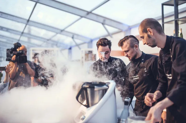 Pokaz live cooking Witka Iwańskiego - w ubiegłym roku wyróżnionego przez Akademię Gastronomiczną jako najlepszego w Polsce szefa kuchni 