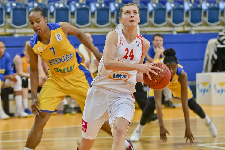 Nowa zawodniczka Basketu Gdynia, Aldona Morawiec (na zdjęciu nr 24) jest etatową reprezentantką kraju. Końcówkę poprzedniego sezonu skrzydłowa grała w MKK Siedlce.