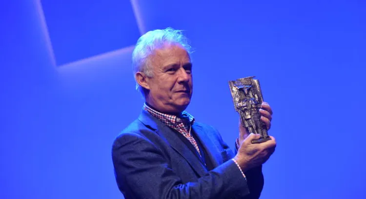 Prof. Jerzy Limon trzyma w dłoniach statuetkę Człowieka Roku 2015, przyznawaną przez redakcję Dziennika Bałtyckiego.