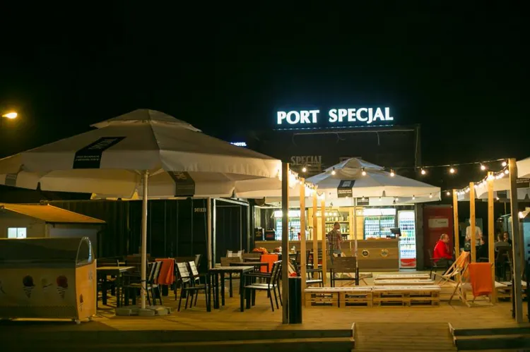 Port Specjal Gdynia to grill bar na otwartym powietrzu nieopodal mariny w Gdyni.