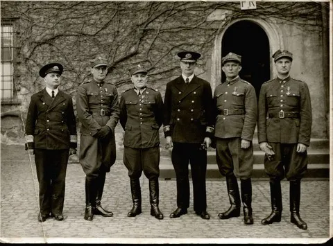 Admirał Józef Unrug w otoczeniu polskich oficerów podczas pobytu w oflagu.