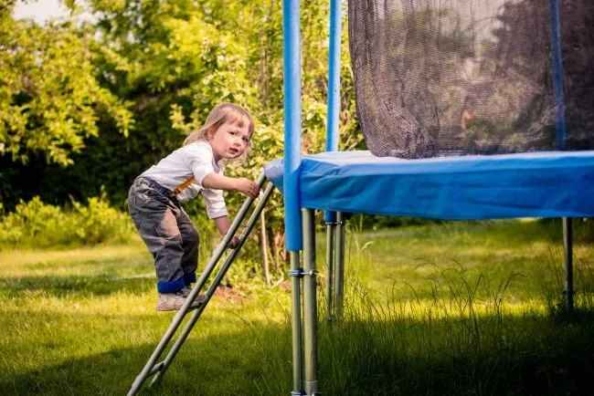 Czy warto inwestować w zakup trampoliny dla dziecka? A może lepiej i bezpieczniej jest zaopatrzyć się w basen? Pytamy o to trójmiejskich lekarzy i fizjoterapeutów. 