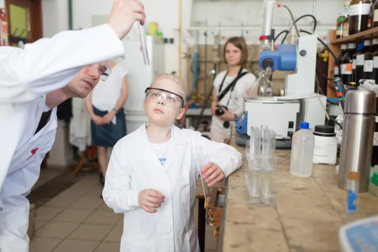 Dzięki wolontariuszom trójmiejskiego oddziału Fundacji Mam Marzenie, Politechnice Gdańskiej i Uniwersytetowi Gdańskiemu udało się spełnić marzenie 7- letniego Franciszka, który chciał zostać prawdziwym chemikiem. 