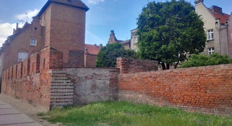 Dawny mur miejski na wysokości ulicy Zbytki w historycznym śródmieściu Gdańska, jest chętnie wykorzystywany jako publiczny pisuar.