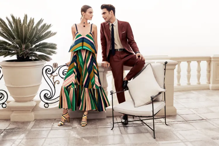 Kolorowe paski i falbany pojawiły się w wielu kolekcjach tego sezonu. Kampania wiosna-lato 2016 marki Salvatore Ferragamo.