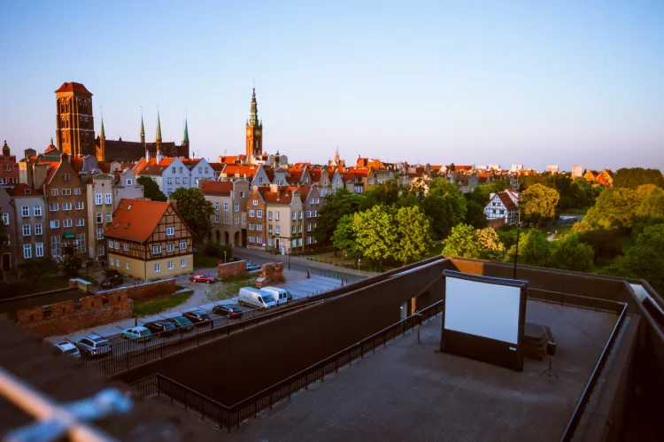 Tegoroczne kino plenerowe to wielki powrót Gdańska w unikatowej odsłonie Kina na Szekspirowskim. Nie zabraknie też tradycyjnych pokazów w Gdyni i Sopocie. 