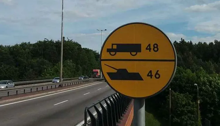 Znak dla kierujących pojazdami militarnymi przy obwodnicy w Gdyni.