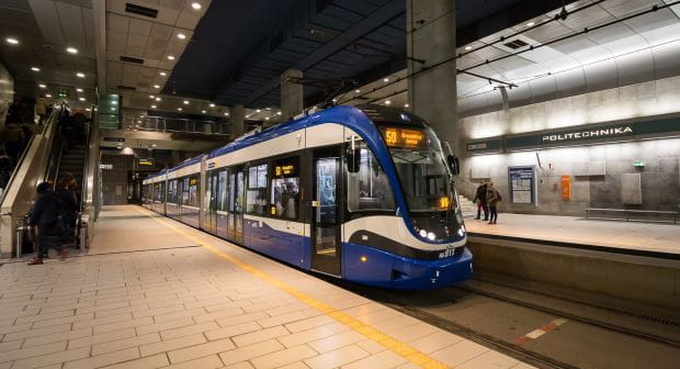 Niewykluczone, że wśród nowych tramwajów pojawią się też pojazdy o długości ponad 40 metrów. Nz. ponad 42-metrowa Pesa Twist "Krakowiak" na trasie Krakowskiego Szybkiego Tramwaju.