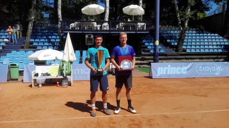 Finaliści turnieju indywidualnego. Kamil Majchrzak (z lewej) pokonał w ostatnim meczu Andrieja Kapasia.