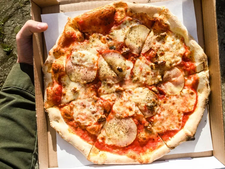 Lipo to niepozorna budka z pizzą, gdzie zjemy bardzo dobry włoski placek upieczony przez Włocha.