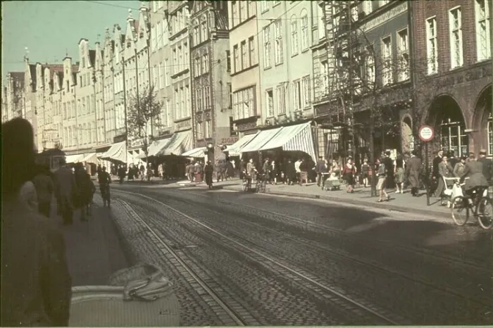 Tak wyglądała nawierzchnia ul. Długiej do końca lat 60. Przeprowadzony na początku lat 70. kapitalny remont nadał ulicy współczesny wygląd. Zdjęcie wykonano w pierwszej połowie lat 40.