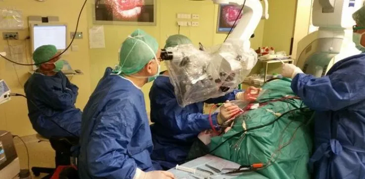 Gdańsko - warszawski zespół podczas operacji usunięcia guza kości skroniowej. 