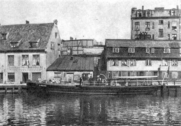 Parowiec "Lachs" zbudowano w 1884 r. w stoczni J.W. Klawitter w Gdańsku. Ok. 1900 r. przedłużono go z 22,5 do 29,39 m. Pływał wtedy dla towarzystwa żeglugowego "Weichsel" (Wisła) Służył do ok. 1925 r.