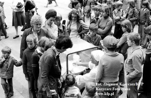 Babcia Leokadia sprzedaje watę cukrową na Długim Targu w Gdańsku, lipiec 1977.