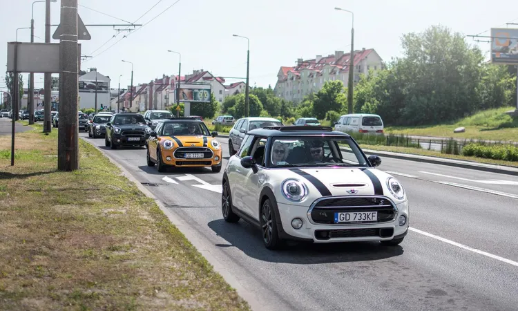 Barwna kolumna samochodów Mini na ulicach Gdyni. 