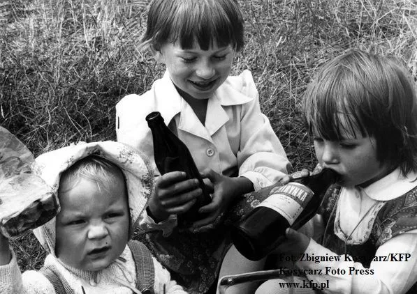 Zanim nastały czasy Coca-Coli, ulubionym napojem dzieci były napoje gazowane, kupowane w szklanych butelkach. Najczęściej różnokolorowa oranżada, ale również tzw. cytrynka.