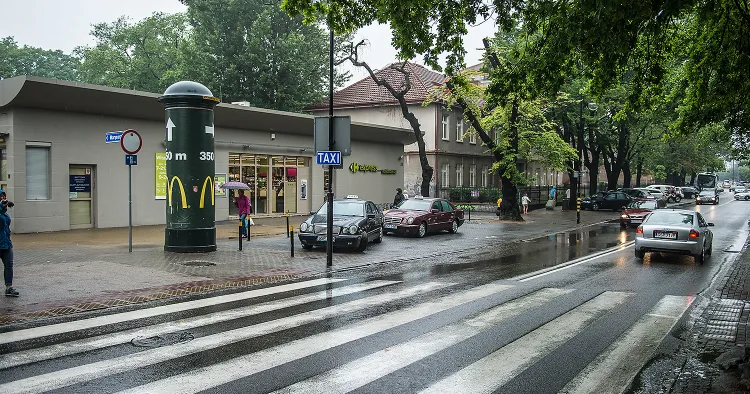 Niewielki postój taksówek przy ul. Kościuszki w Sopocie. Turyści nie wiedzą o jego istnieniu.